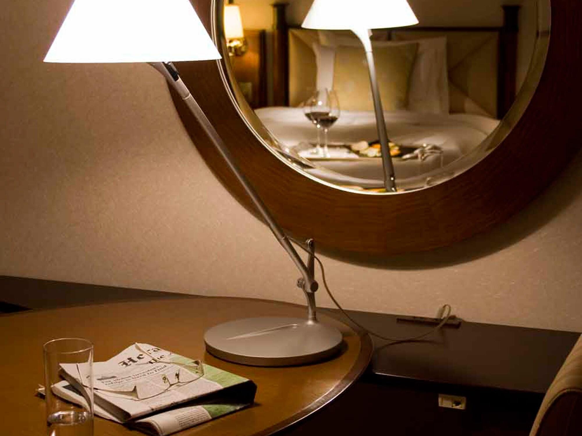 Miyako Hotel Gifu Nagaragawa Eksteriør bilde A table lamp