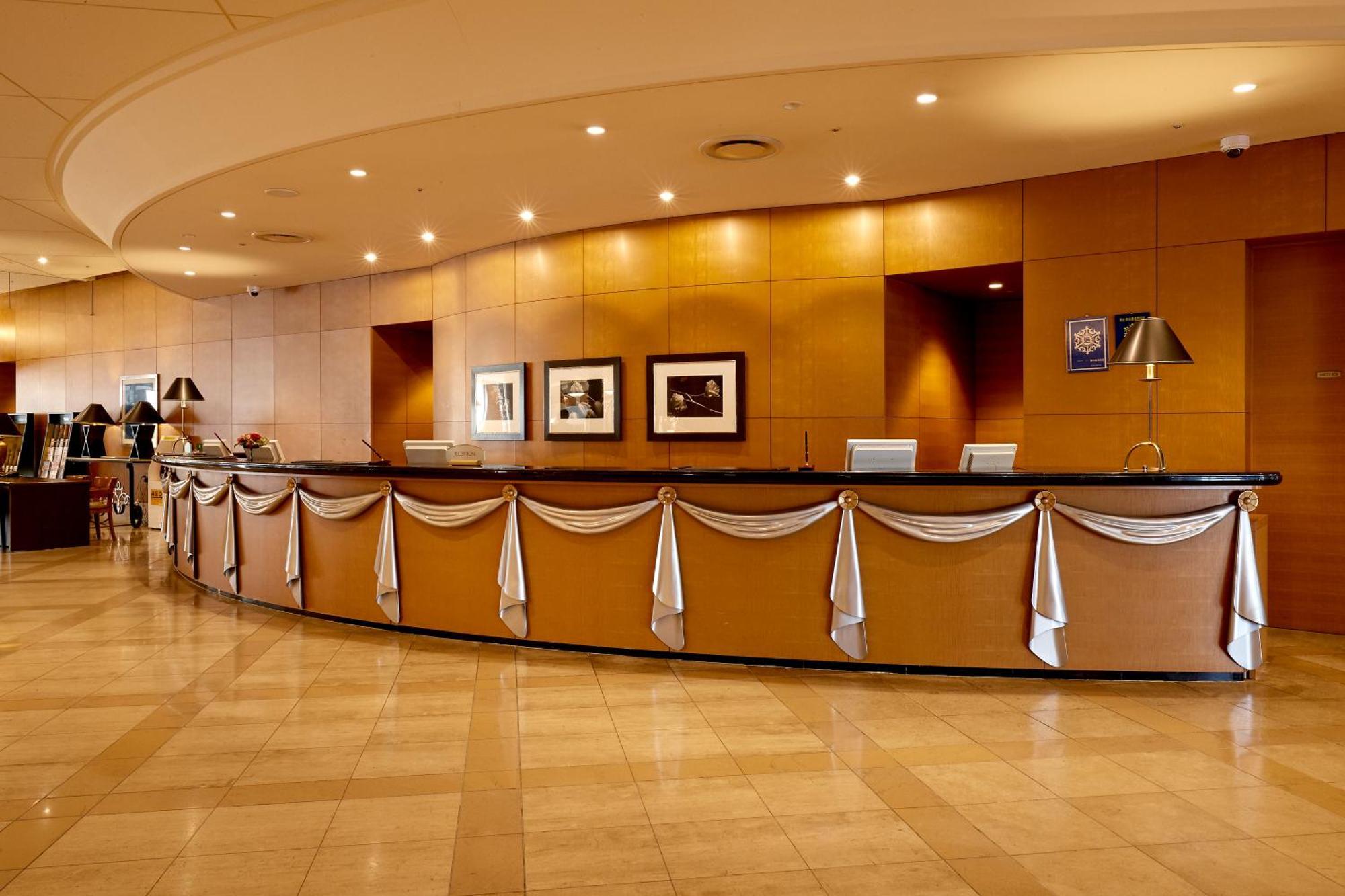 Miyako Hotel Gifu Nagaragawa Eksteriør bilde The reception area of the Qantas International Lounge at Sydney Airport