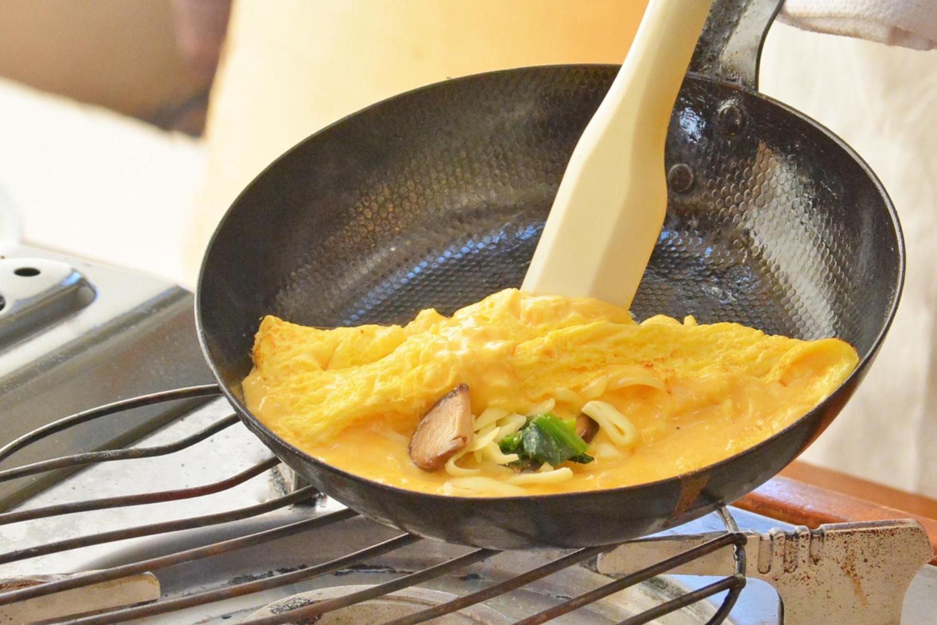 Miyako Hotel Gifu Nagaragawa Eksteriør bilde Egg foo young being cooked