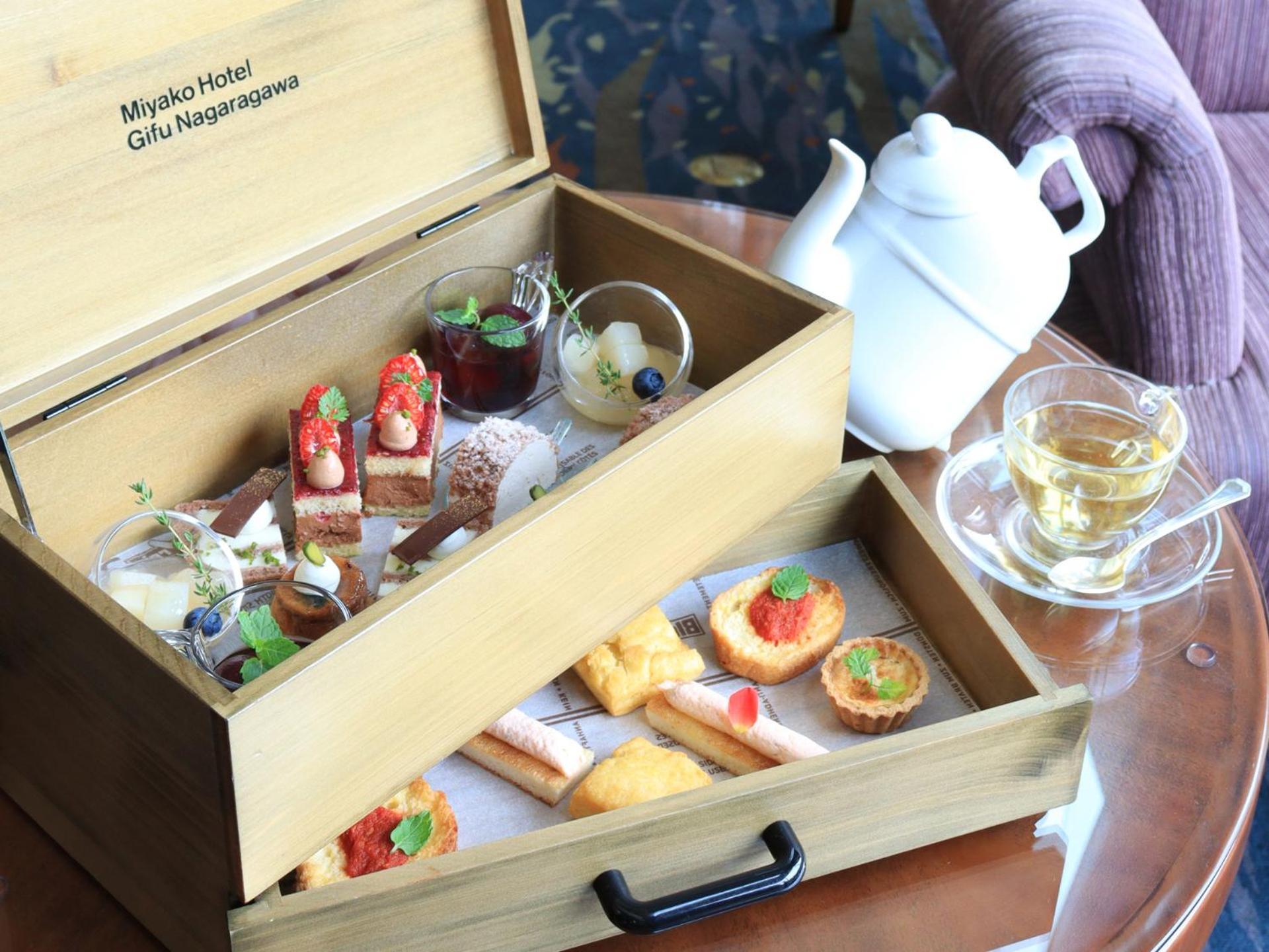 Miyako Hotel Gifu Nagaragawa Eksteriør bilde Afternoon tea at the hotel
